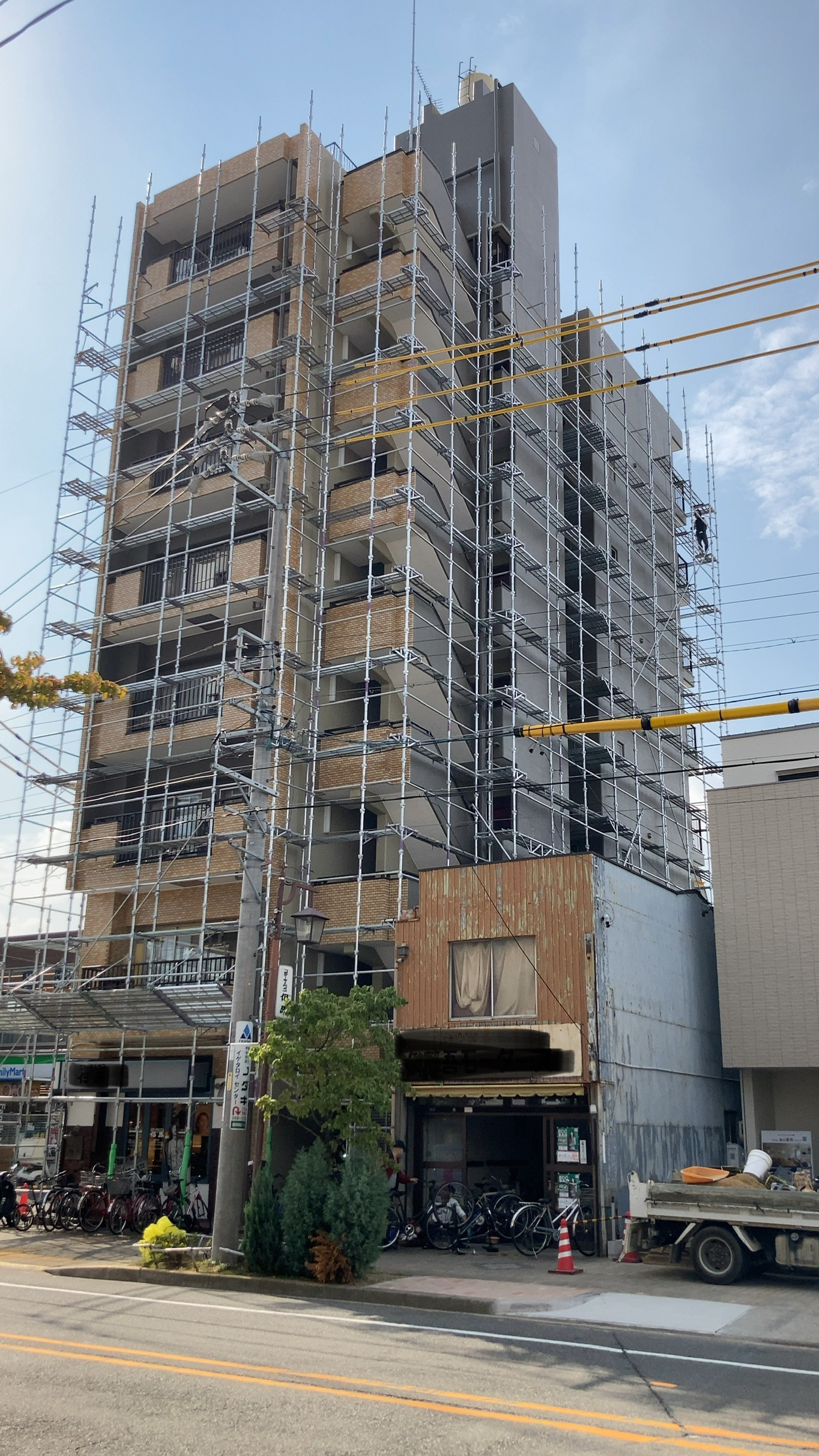 名古屋市のマンションにて足場の組み立てから外壁補修工事